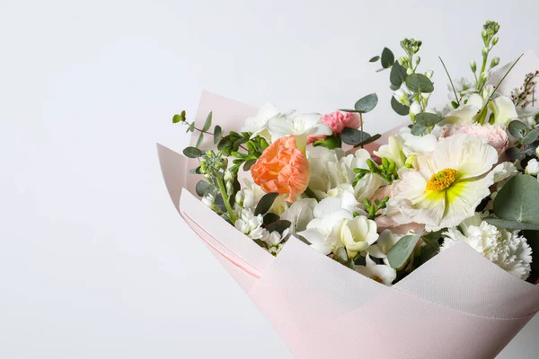 Csokor Gyönyörű Virágok Fehér Háttér Közelkép Szöveg Helye — Stock Fotó