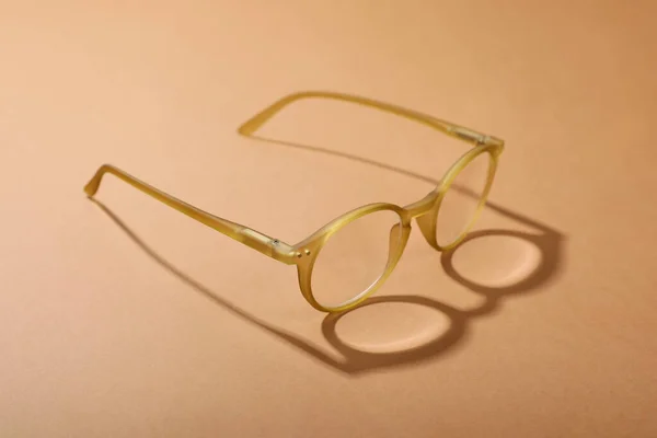 Açık Kahverengi Arka Planda Düzeltici Lensli Gözlük — Stok fotoğraf