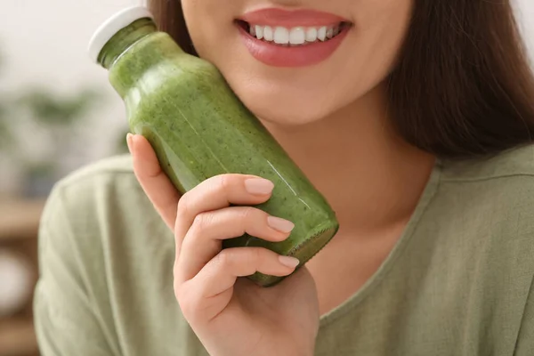 Woman Bottle Delicious Smoothie Closeup — 图库照片