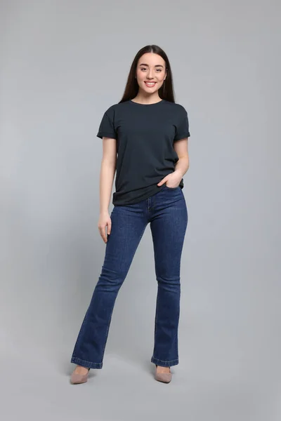 Jovem Mulher Jeans Elegantes Fundo Cinza — Fotografia de Stock