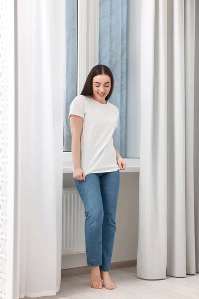 Mujer Joven Jeans Con Estilo Cerca Ventana Interior —  Fotos de Stock