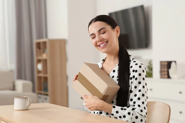 Glad Ung Kvinna Med Paket Vid Bordet Inomhus Internet Shopping — Stockfoto