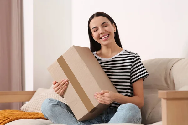 Glad Ung Kvinna Med Paket Soffan Hemma Internet Shopping — Stockfoto