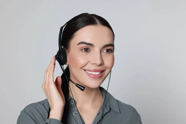 Hotline Operator Σύγχρονα Ακουστικά Ανοιχτό Γκρι Φόντο Υποστήριξη Πελατών — Φωτογραφία Αρχείου