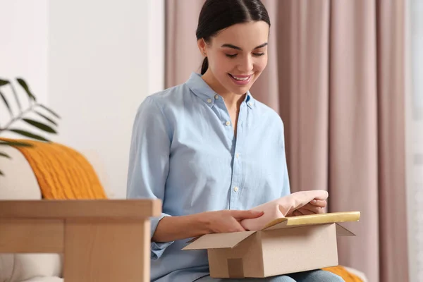 Glad Ung Kvinna Öppnar Paket Soffan Hemma Internet Shopping — Stockfoto
