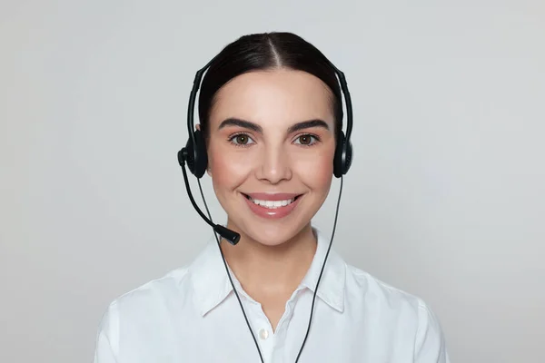 Hotline Betreiber Mit Modernem Headset Auf Hellgrauem Hintergrund Kundenbetreuung — Stockfoto