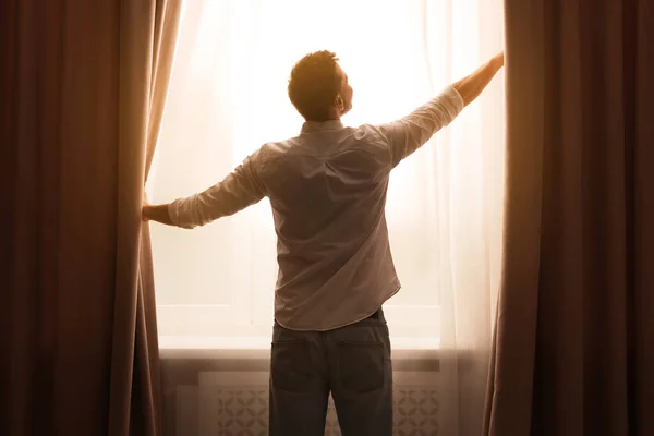 Чоловік Відкриває Віконні Штори Вдома Вид Ззаду — стокове фото