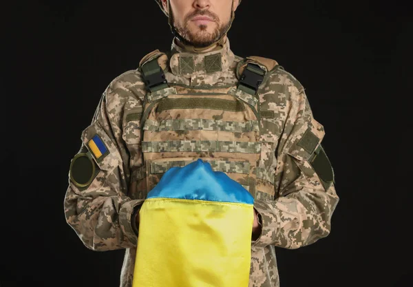 Soldado Uniforme Militar Com Bandeira Ucraniana Fundo Preto Close — Fotografia de Stock
