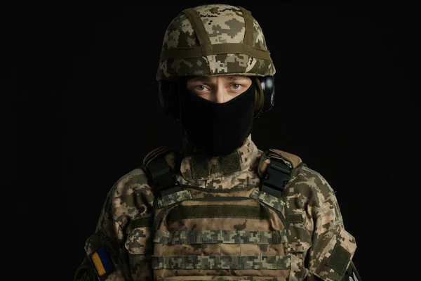 Στρατιώτης Στην Ουκρανική Στρατιωτική Στολή Μαύρο Φόντο — Φωτογραφία Αρχείου