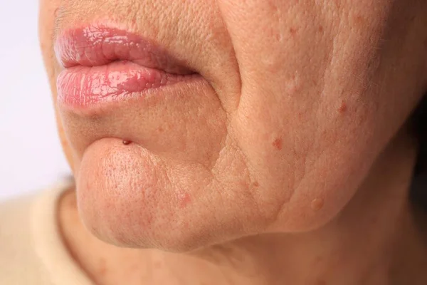 Perawatan Kulit Wanita Senior Pandangan Tertutup Bibir — Stok Foto