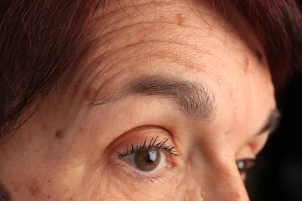 Cuidado Com Pele Mulher Sênior Vista Perto Olho — Fotografia de Stock