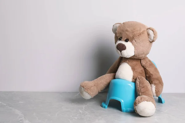 Teddybjörn Babypotta Nära Ljusvägg Utrymme För Text Toalettutbildning — Stockfoto
