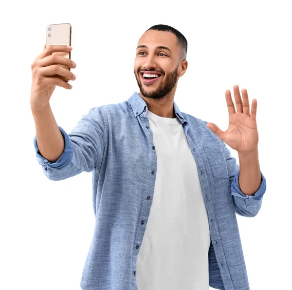 Joven Sonriente Tomando Selfie Con Smartphone Sobre Fondo Blanco —  Fotos de Stock