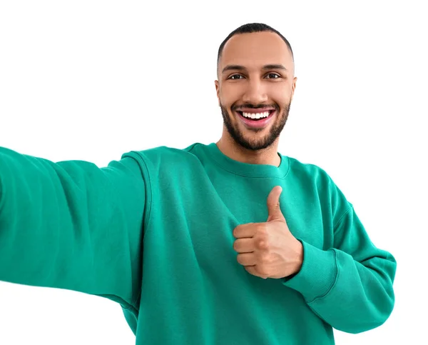 Uśmiechnięty Młody Człowiek Robi Selfie Pokazuje Kciuki Białym Tle — Zdjęcie stockowe