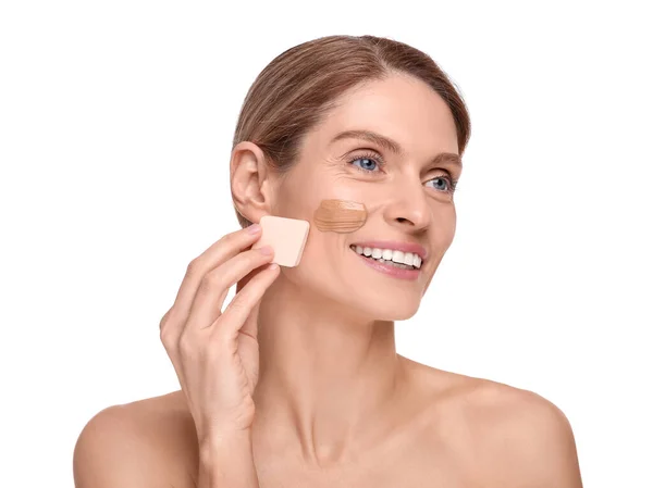 Mulher Aplicando Fundação Rosto Com Esponja Maquiagem Contra Fundo Branco — Fotografia de Stock