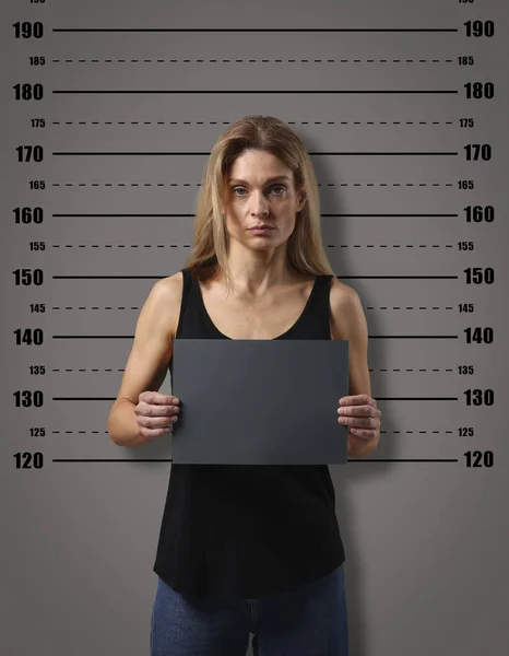Злочинний Кухоль Заарештована Жінка Порожньою Карткою Проти Діаграми Висоти — стокове фото