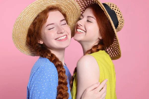 Retrato Hermosas Hermanas Pelirrojas Jóvenes Sombreros Paja Sobre Fondo Rosa — Foto de Stock