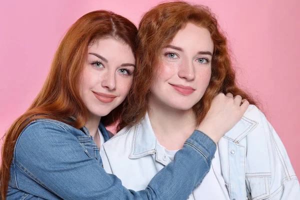 Retrato Belas Irmãs Ruivas Fundo Rosa — Fotografia de Stock