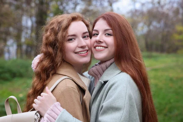 Retrato Hermosas Hermanas Pelirrojas Jóvenes Parque Día Otoño — Foto de Stock