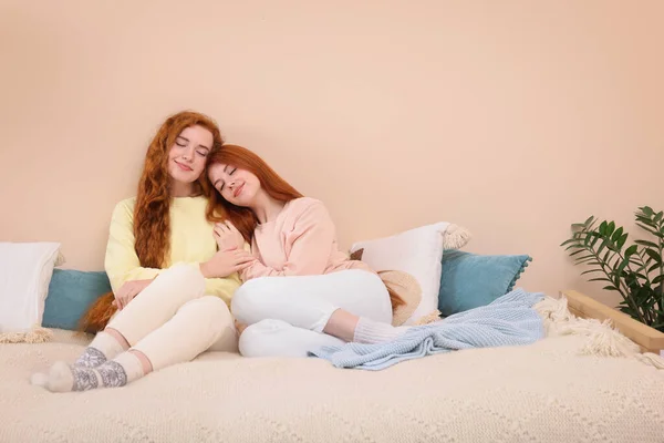 Yatak Odasındaki Güzel Kızıl Saçlı Kız Kardeşlerin Portresi Metin Için — Stok fotoğraf