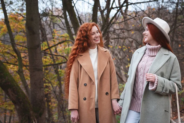 Güzel Kızıl Saçlı Kız Kardeşler Sonbahar Günü Parkta Birlikte Yürürler — Stok fotoğraf