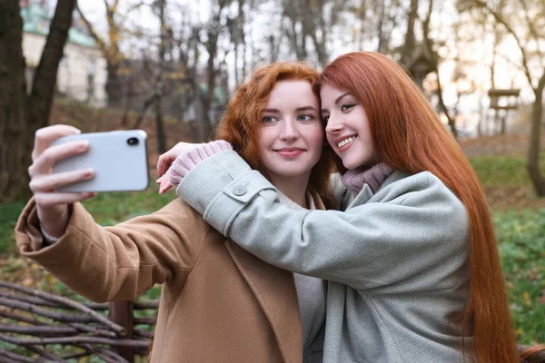 Hermosa Joven Pelirroja Hermanas Tomando Selfie Parque Día Otoño — Foto de Stock