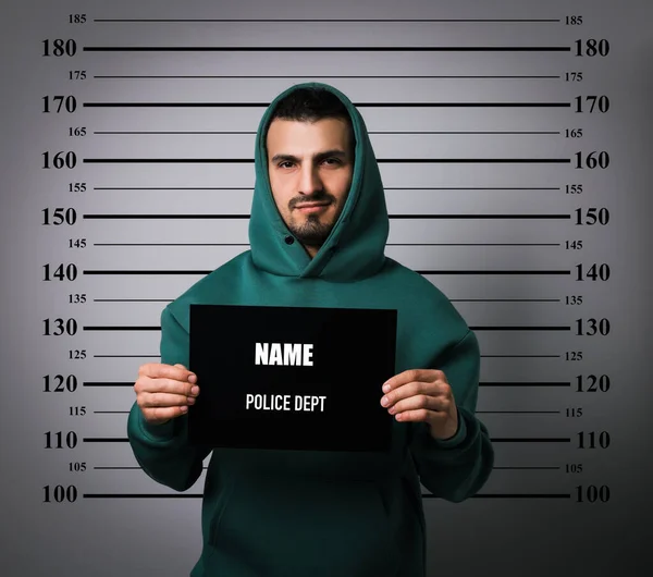 Zdjęcie Kryminalne Policyjne Aresztowany Człowiek Pustą Kartą Wykresie Wysokości — Zdjęcie stockowe