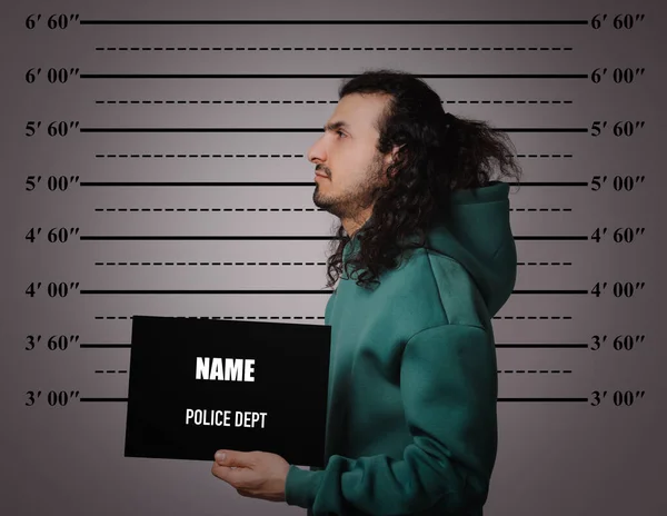 Εγκληματική Φωτογραφία Συλληφθείς Άνδρας Λευκή Κάρτα Ενάντια Στο Διάγραμμα Ύψους — Φωτογραφία Αρχείου