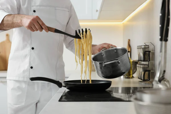 Professionele Chef Koken Heerlijke Pasta Fornuis Keuken Close — Stockfoto