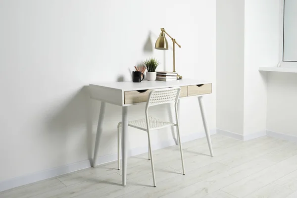 Comfortabele Werkplek Met Wit Bureau Buurt Van Muur Binnen — Stockfoto