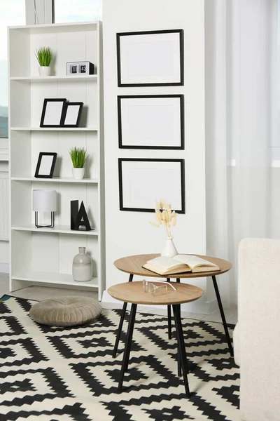 Elegante Interior Habitación Con Marcos Vacíos Colgando Pared Blanca Cerca —  Fotos de Stock