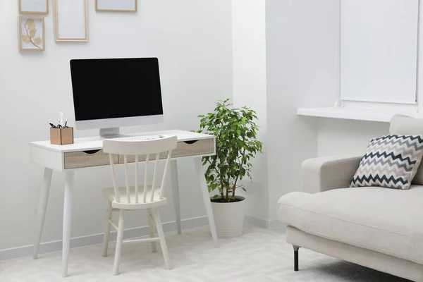 Espaçoso Espaço Trabalho Com Mesa Cadeira Computador Vasos Plantas Casa — Fotografia de Stock
