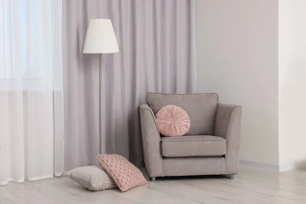 Stílusos Belső Tér Kényelmes Fotellel Gyönyörű Ablakfüggönyökkel — Stock Fotó