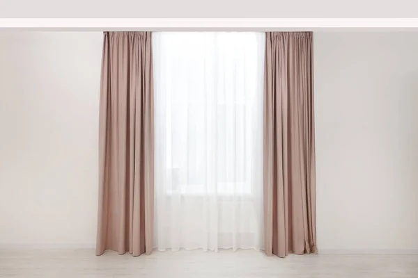 Elegantní Okenní Záclony Bílý Tyl Uvnitř Návrh Interiéru — Stock fotografie