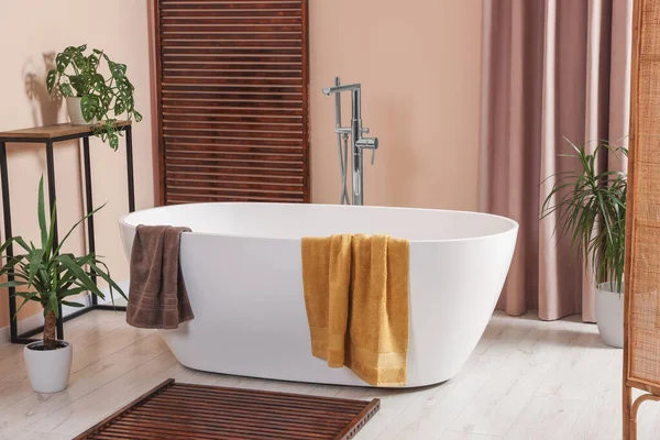 Elegante Baño Interior Con Bañera Cerámica Toallas Rizo Plantas Interior — Foto de Stock