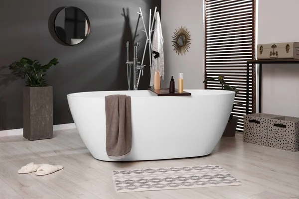 Elegante Baño Interior Con Bañera Cerámica Productos Cosméticos Plantas Interior — Foto de Stock