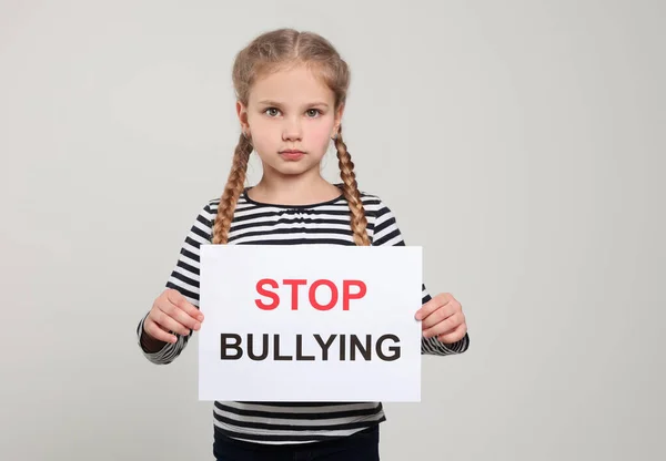 Девушка Держит Знак Фразой Stop Bullying Светло Сером Фоне — стоковое фото