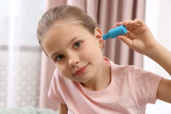 Dziewczynka Używa Kropel Uszu Domu — Zdjęcie stockowe