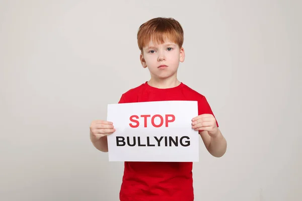 Junge Hält Schild Mit Der Aufschrift Stop Bullying Auf Hellgrauem — Stockfoto