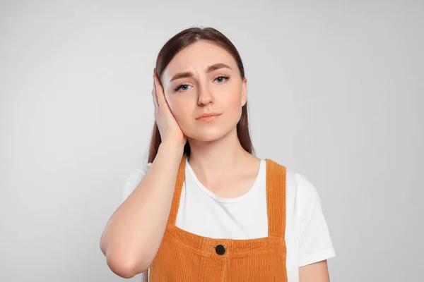 Young Woman Suffering Ear Pain Light Grey Background — Fotografia de Stock