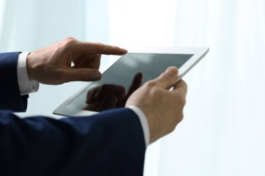 Kapalı alanda yeni tablet kullanan adamın yakın görüntüsü