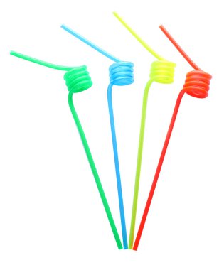 Beyaz arka planda renkli plastik kokteyl tüpleri, üst görünüm