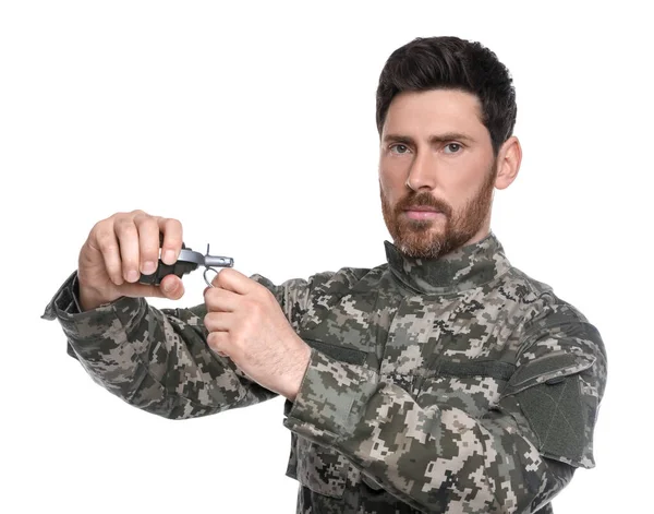 Στρατιώτης Βγάζει Την Περόνη Ασφαλείας Από Χειροβομβίδα Λευκό Φόντο Στρατιωτική — Φωτογραφία Αρχείου