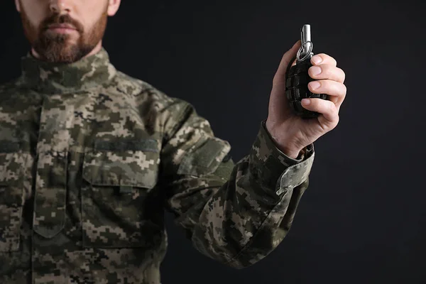 Voják Držící Ruční Granát Černém Pozadí Detailní Záběr Vojenská Služba — Stock fotografie