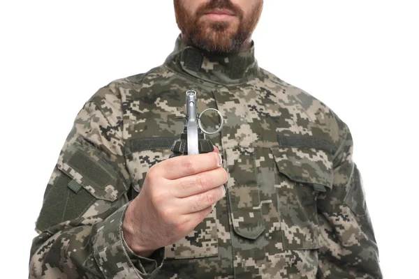 Voják Držící Ruční Granát Bílém Pozadí Detailní Záběr Vojenská Služba — Stock fotografie