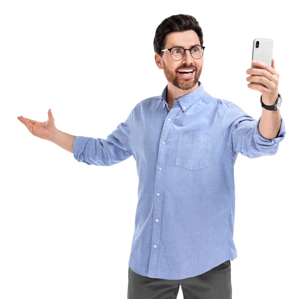 Uśmiechnięty Mężczyzna Robi Selfie Smartfonem Białym Tle — Zdjęcie stockowe