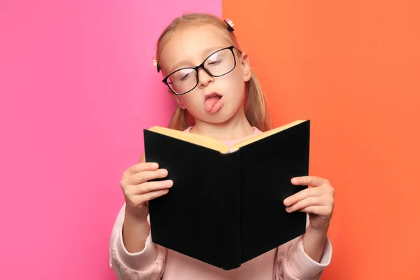 Aranyos Kislány Szemüvegben Könyv Színes Háttér — Stock Fotó