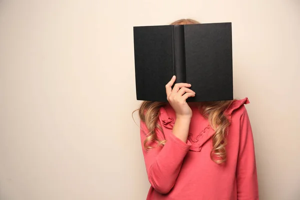 Egy Kislány Aki Könyvet Fényről Szöveg Helye — Stock Fotó