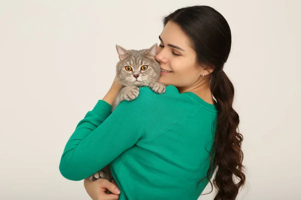 Jonge Vrouw Met Schattige Kat Lichte Achtergrond — Stockfoto