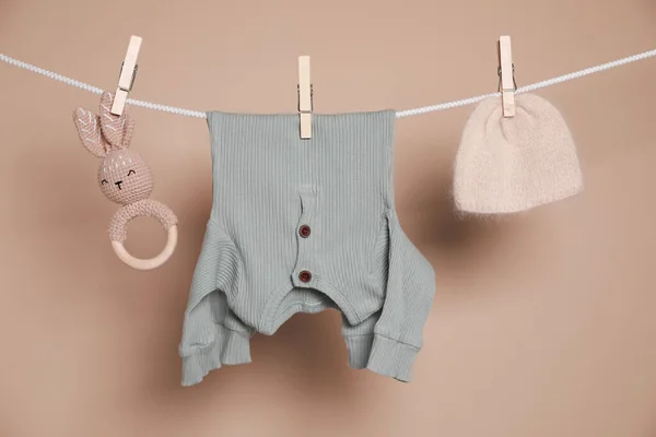 Roztomilé Malé Dětské Oblečení Hračka Visí Mytí Linky Proti Hnědému — Stock fotografie